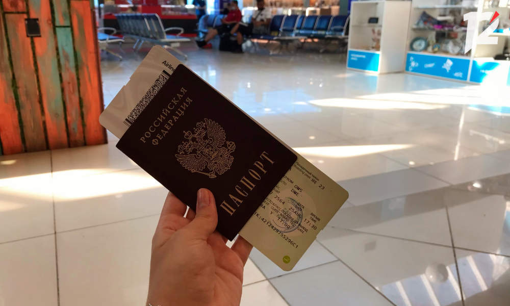 Пассажиры, купившие билеты на рейс Новосибирск — Омск, не смогли улететь из-за нехватки мест на борту