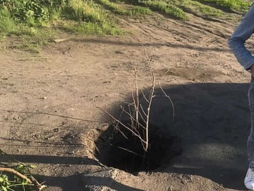 Омские следователи заинтересовались колодцем, в который провалился ребёнок