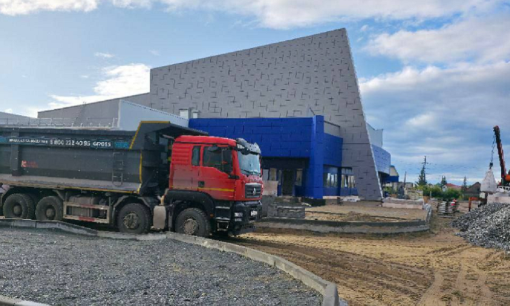 Виталий Хоценко сообщил, что ледовая арена в Калачинске готова почти на 80%