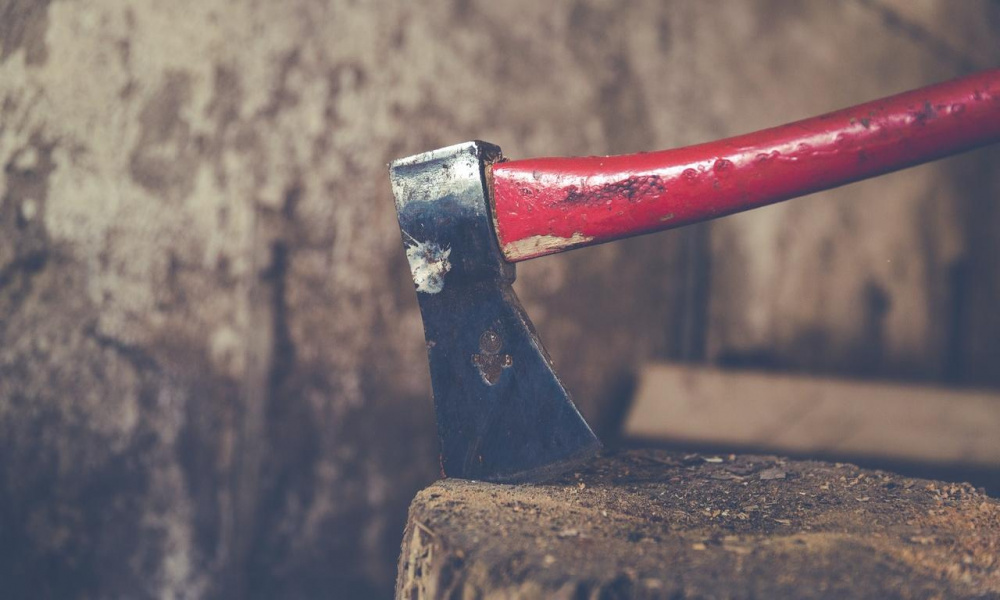 В Омской области родственники устроили драку с применением топора