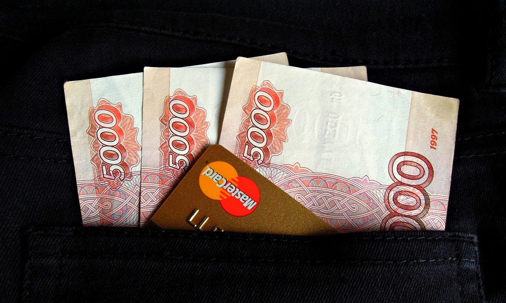 Лжесотрудник банка обманул омича на 300 тысяч рублей