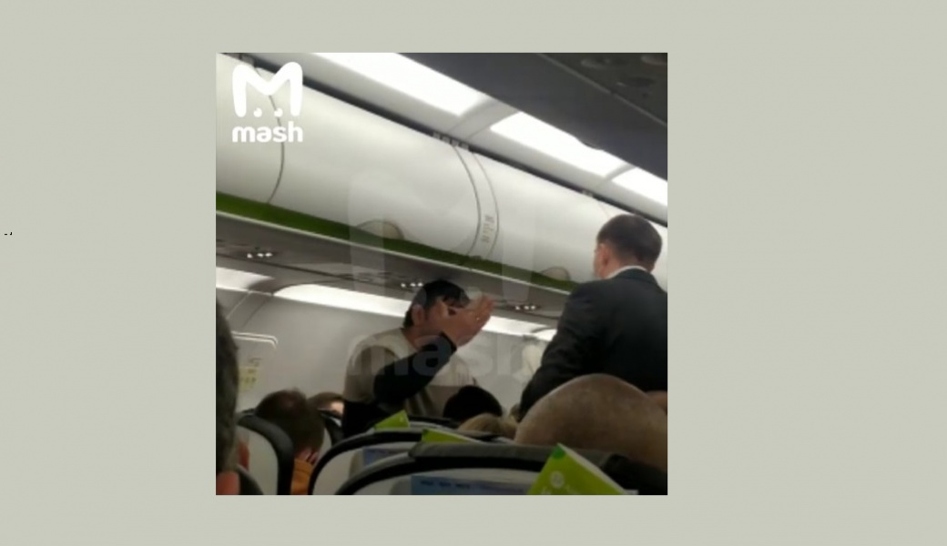 В омском аэропорту самолёт не мог взлететь целый час из-за агрессивного пассажира