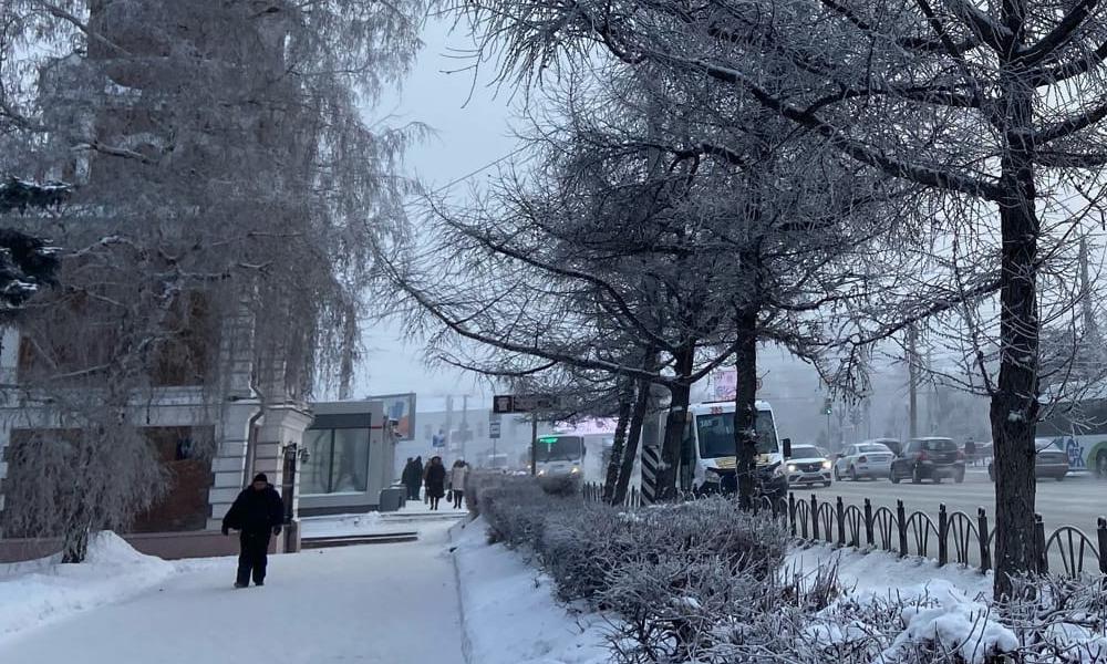 В ожидании такси омич выбил дверь тёплой остановки на «Главпочтамте» [видео]