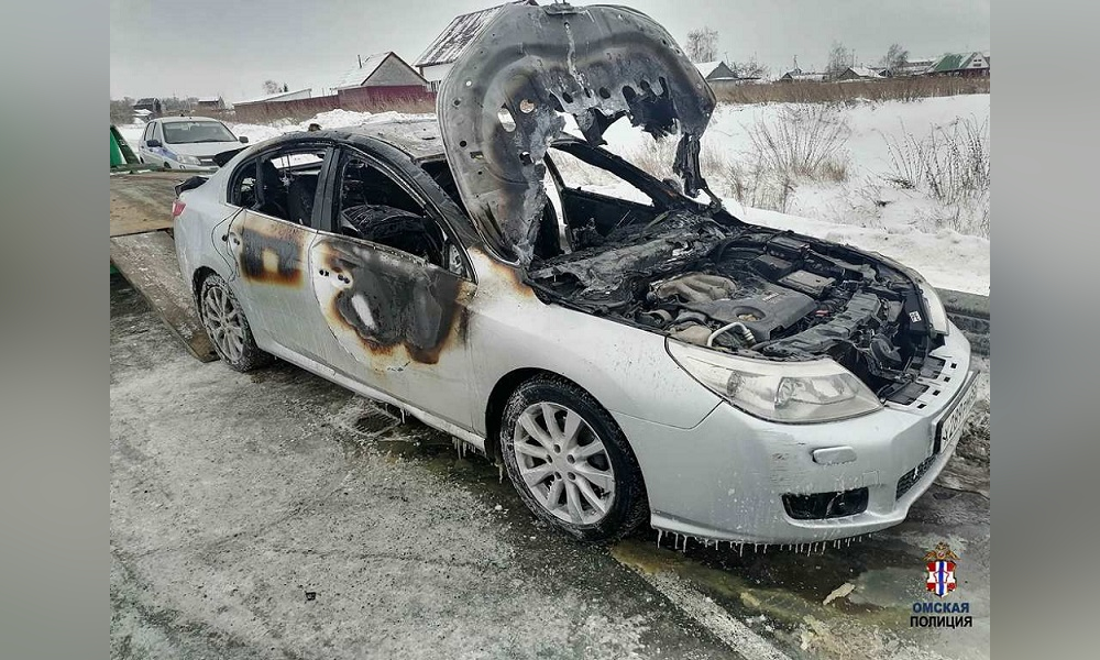 Ущерб — 800 тысяч рублей: омичи сожгли угнанную иномарку, потому что у них не хватило денег на бензин [ФОТО]