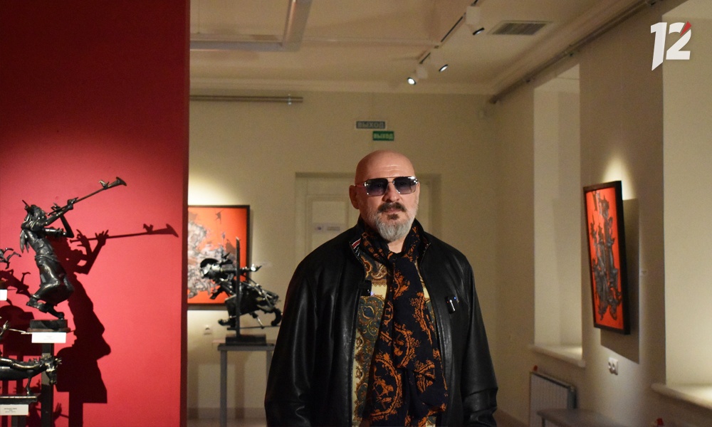 Искусство из металла и любви: масштабную выставку скульптора Александра Капралова открыли в Омске