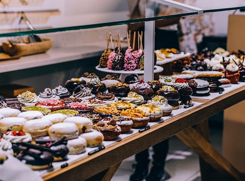 Омич устроил дебош в кондитерской