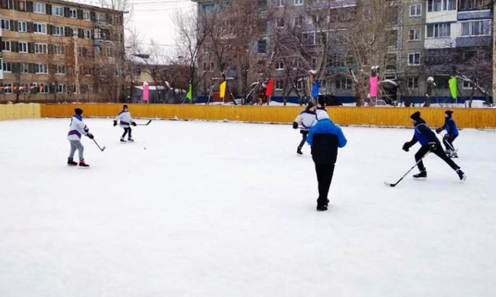В Омске продолжаются работы по подготовке хоккейных коробок к зиме 