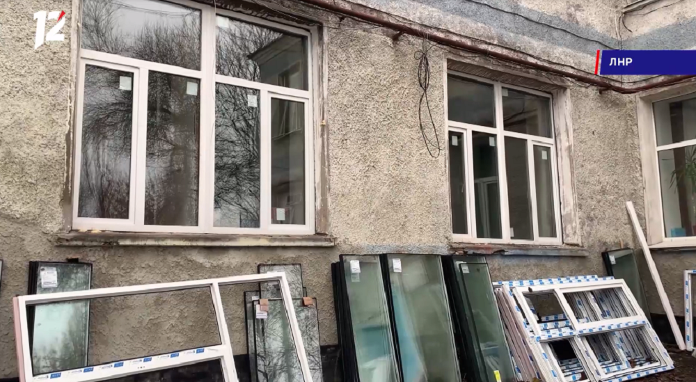 Омские рабочие завершают ремонт родильного дома в подшефном Стаханове