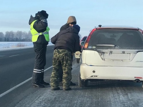 Омские полицейские спасли замерзающего на трассе водителя