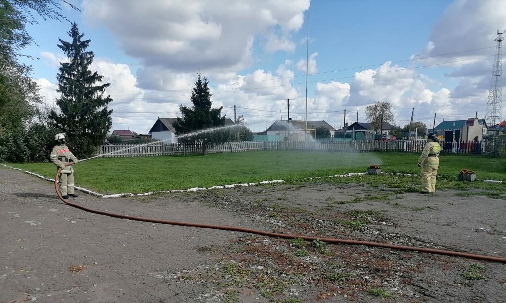 Пожарные Называевского района провели уроки безопасности в Троицкой школе