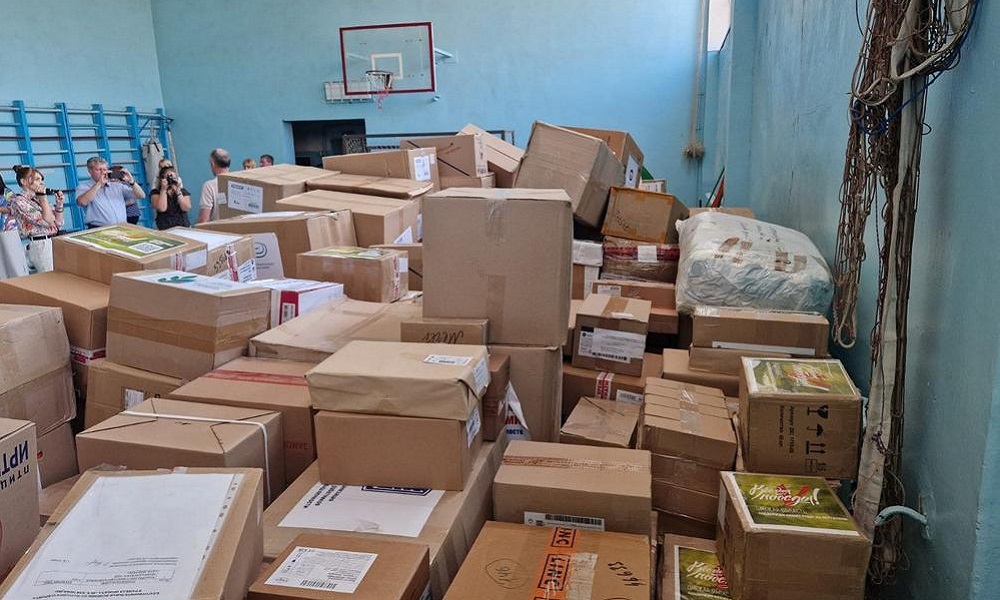 Муфтий духовного управления мусульман Омской области передал для школьников из Стаханова канцелярские принадлежности