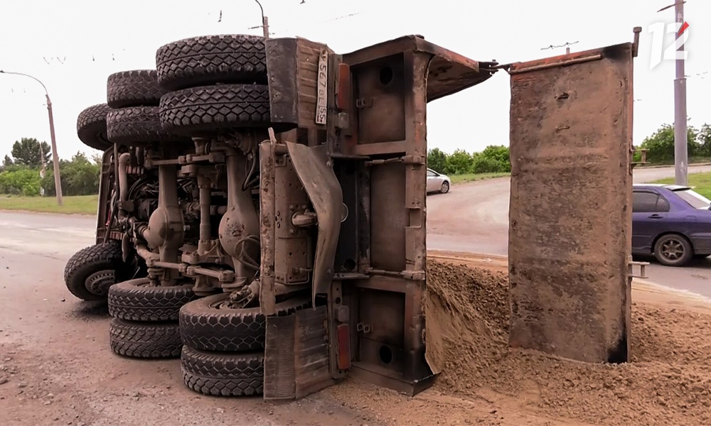 В Омске у Телецентра перевернулся КамАЗ с песком