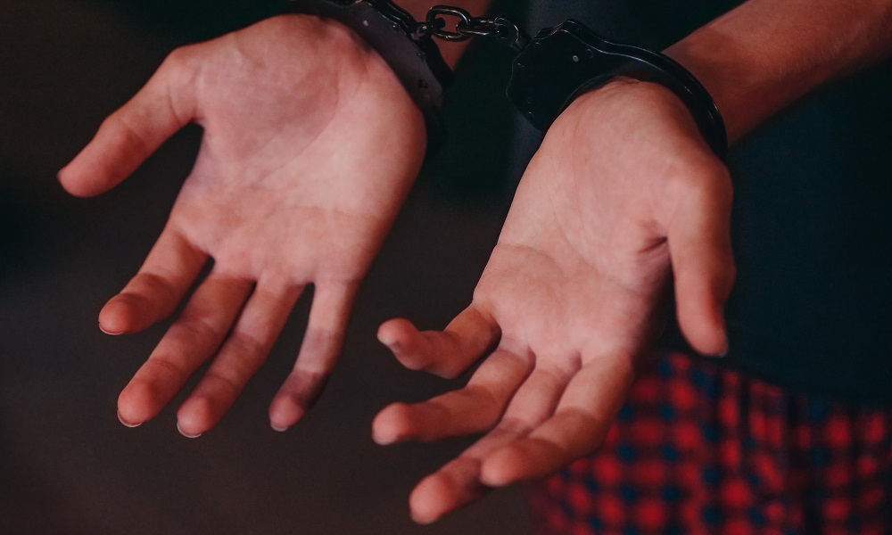 В Омске за грабёж ломбарда рецидивисту грозит до семи лет лишения свободы [ВИДЕО]