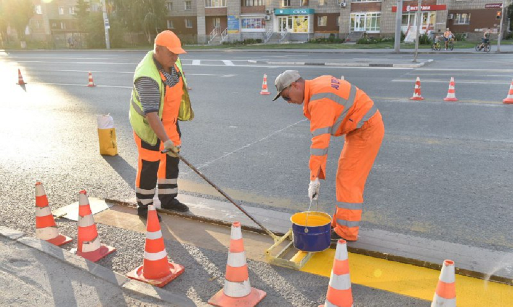 Омские дорожники наносят разметку на улице Масленникова