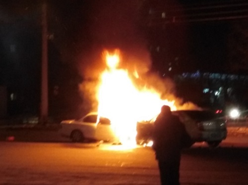 В Омске после столкновения загорелись две иномарки