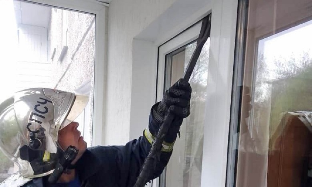 Спасатели помогли омичке попасть в квартиру к двухлетнему ребёнку