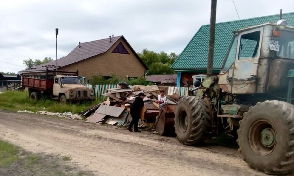 По поручению Виталия Хоценко в деревне Ашеваны, пострадавшей от весеннего паводка, приступили к генуборке