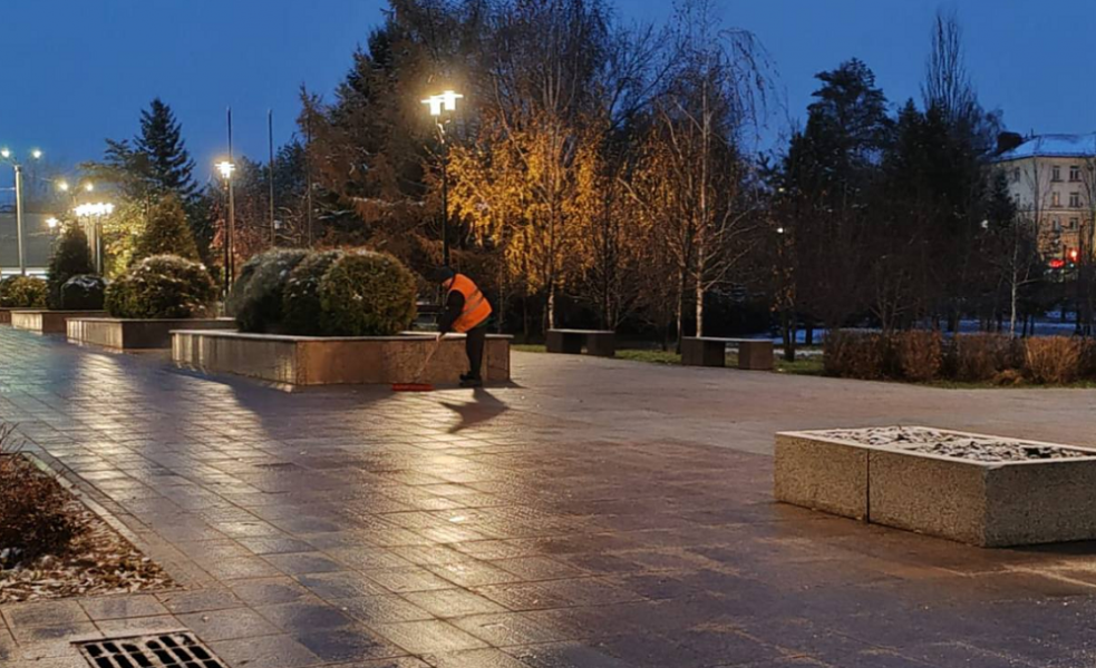 В Омске рабочие продолжают противогололёдную обработку дорог и тротуаров