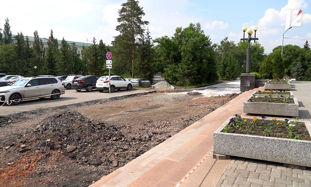 В омском Городском саду у ТЮЗа оборудуют систему капельного орошения растений