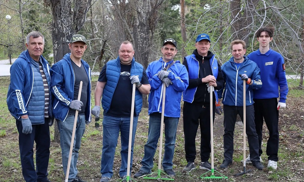 Депутаты «Единой России» привели в порядок сквер Дружбы народов