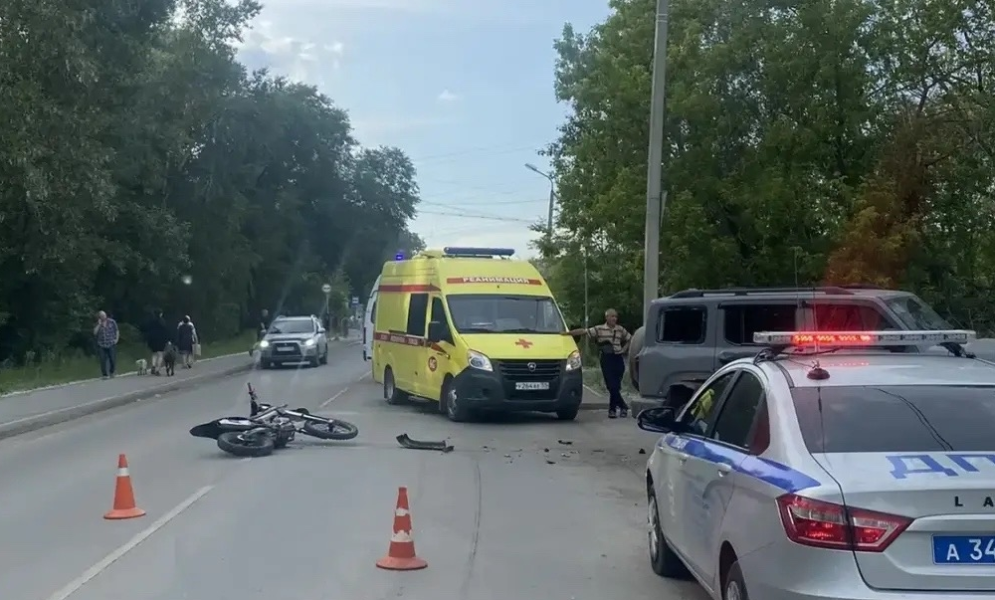 В Омске Tank сбил подростков на питбайке 