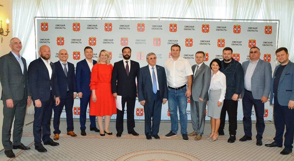 Губернатор Омской области провёл очередное заседание Парламентского клуба 