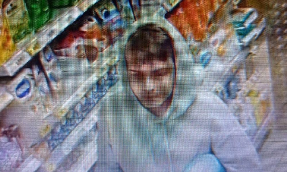 Омские полицейские разыскивают подозреваемого в краже из магазина