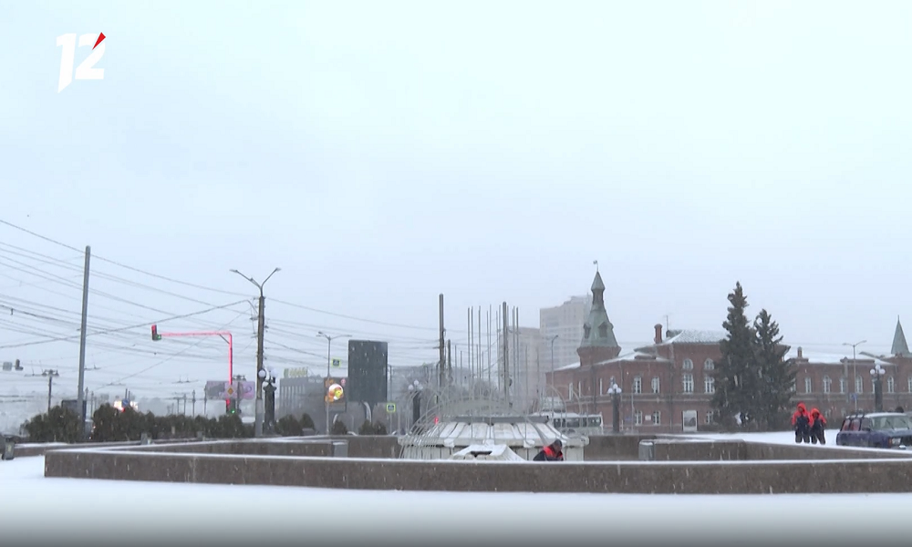 Омские фонтаны начали украшать новогодней иллюминацией