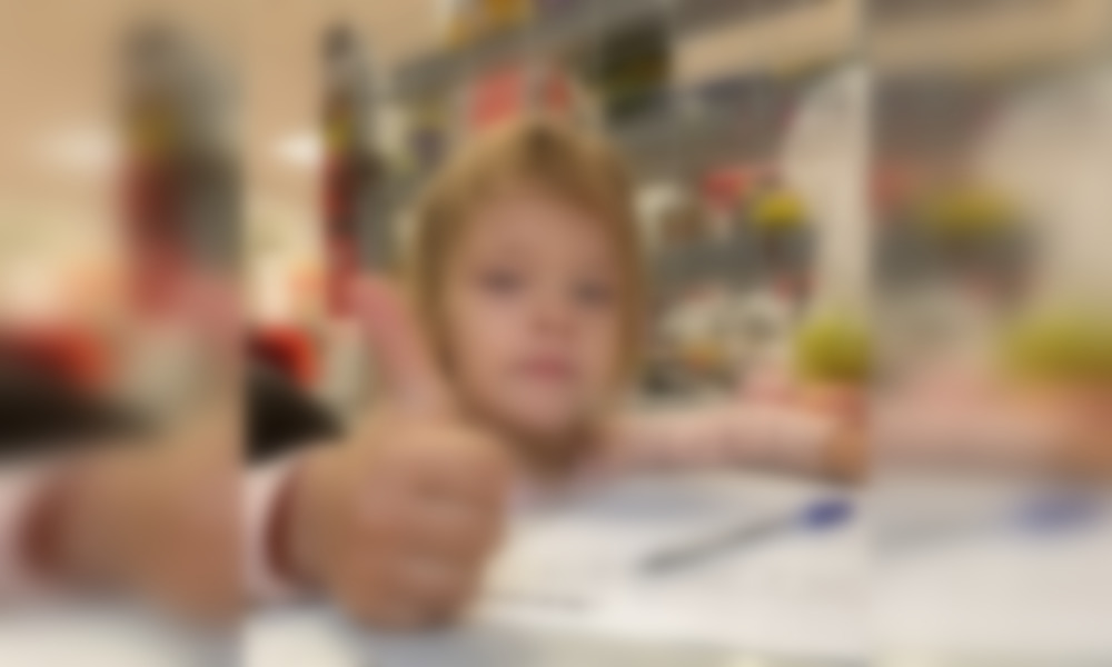 В Омске ищут родителей 3-летней девочки