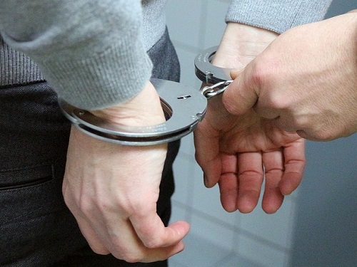 В Омске взяли под стражу подозреваемого в серии грабежей