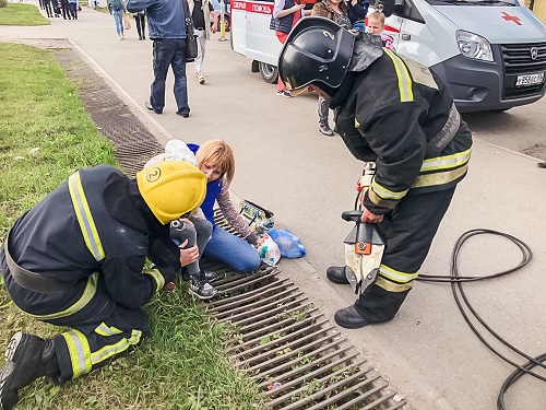 Шестилетняя омичка застряла в ливневой канализации