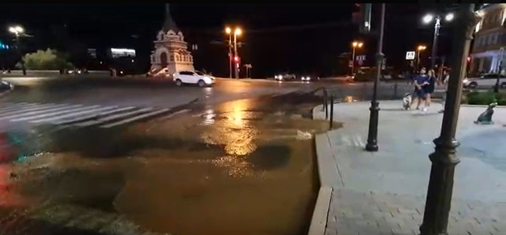 В Омске из-за ночного порыва трубы затопило ул. Ленина - несколько зданий без воды