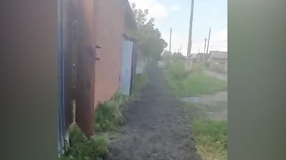 В Омске уложили гранулят поверх травы