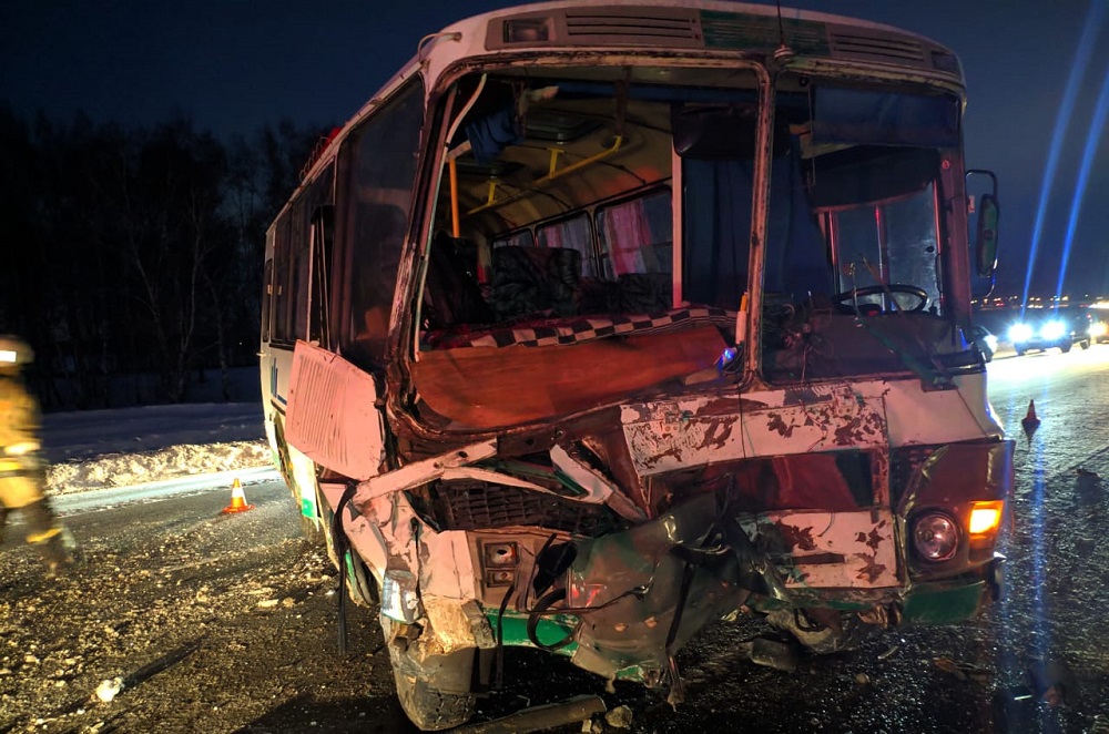 В Омском районе после столкновения пазика и Honda погибла женщина