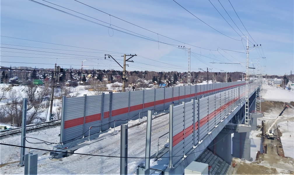 Строители завершили монтаж пролётов нового ж/д моста через Омь