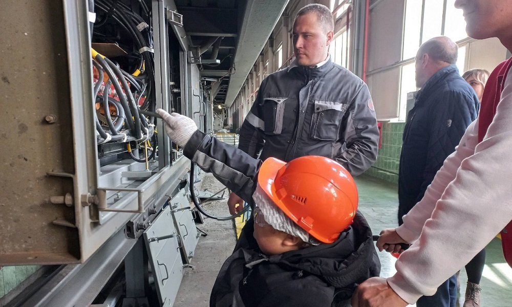 Омские железнодорожники провели экскурсию в депо для мальчика с особенностями здоровья