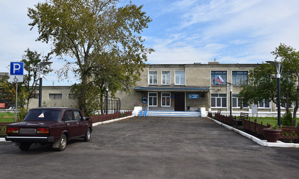 В деревне Астыровка Горьковского района завершили благоустройство площади возле Дома культуры