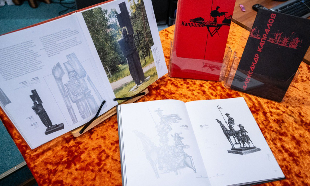 В Омске отметили 25-летие памятника Достоевскому «Крест несущий»