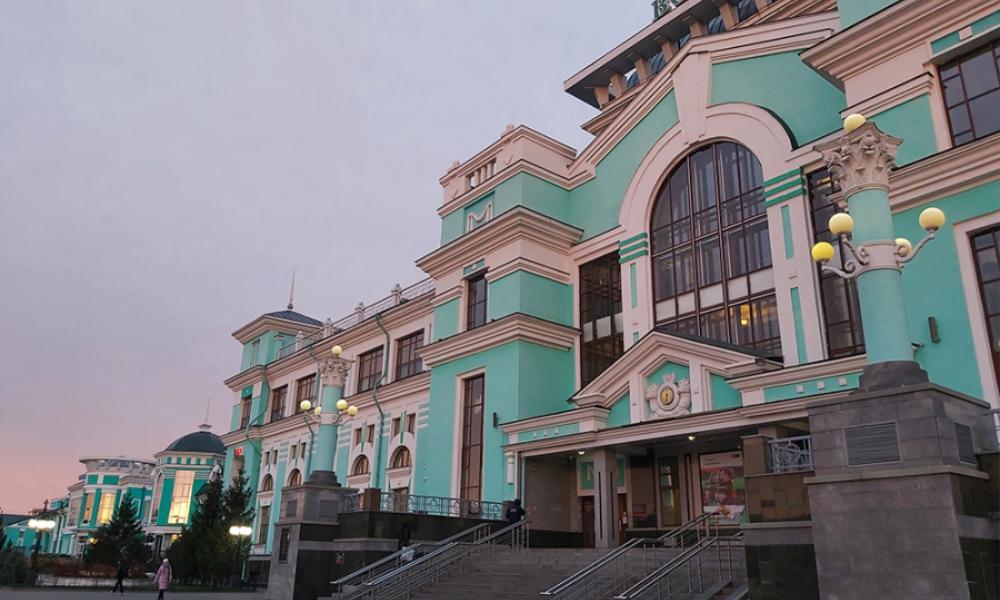 В аэропорту и на железнодорожном вокзале будут звучать имена героев-омичей