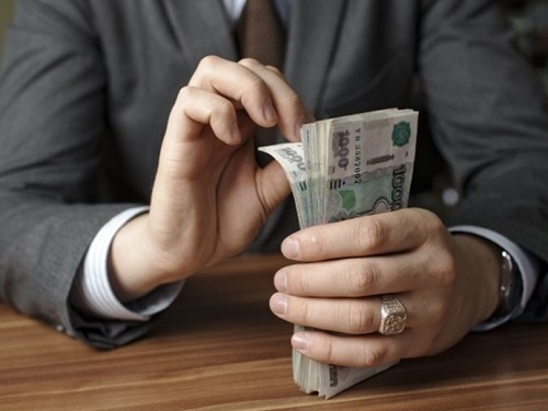 За попытку подкупить омского полицейского мужчине грозит до 1,5 млн штрафа или лишение свободы