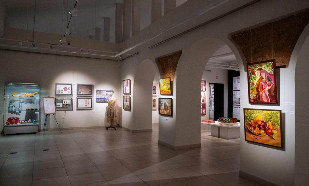 Выставка дипломных работ студентов художественных специальностей открылась в музее «Искусство Омска» 