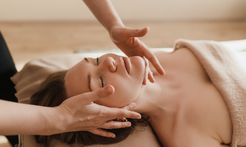 Омичам предлагают устроиться массажистом за зарплату в 236 тысяч рублей 