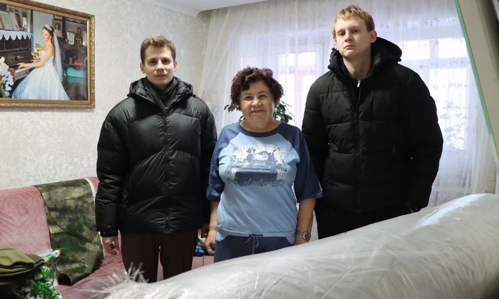 «Единая Россия» передала омским волонтёрам материалы для пошива одежды участникам СВО