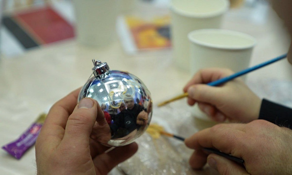 В Омске прошёл мастер-класс по росписи ёлочных игрушек