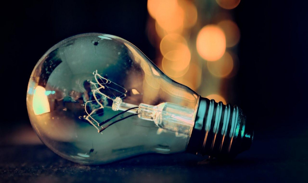 Из-за повреждённой опоры омичам экстренно отключили свет