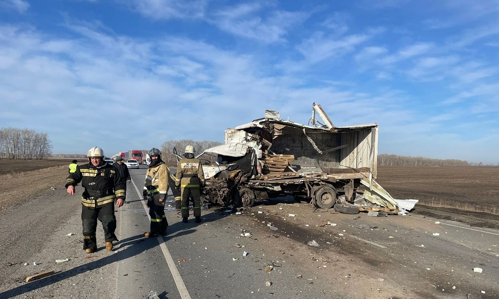 В Омской области на трассе Челябинск — Новосибирск произошло ДТП с грузовиками, пострадали три человека