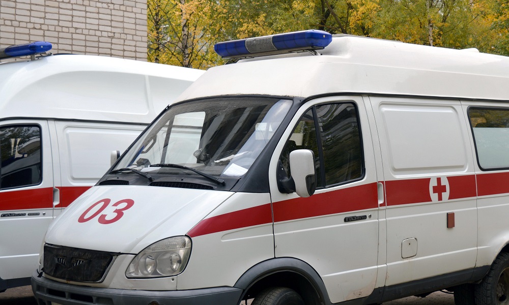 В Омске мужчина упал на асфальт с пятого этажа и выжил