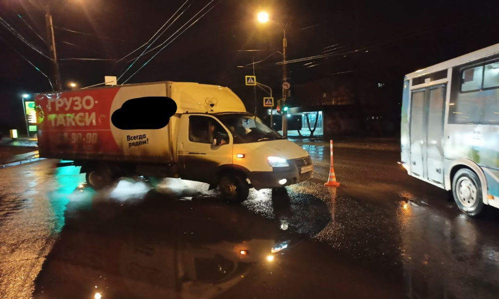 В Кировском округе Омска водитель грузового автомобиля насмерть сбил пенсионерку 