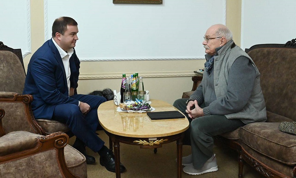 Виталий Хоценко встретился с Никитой Михалковым по итогам показа спектакля «12» в Омске