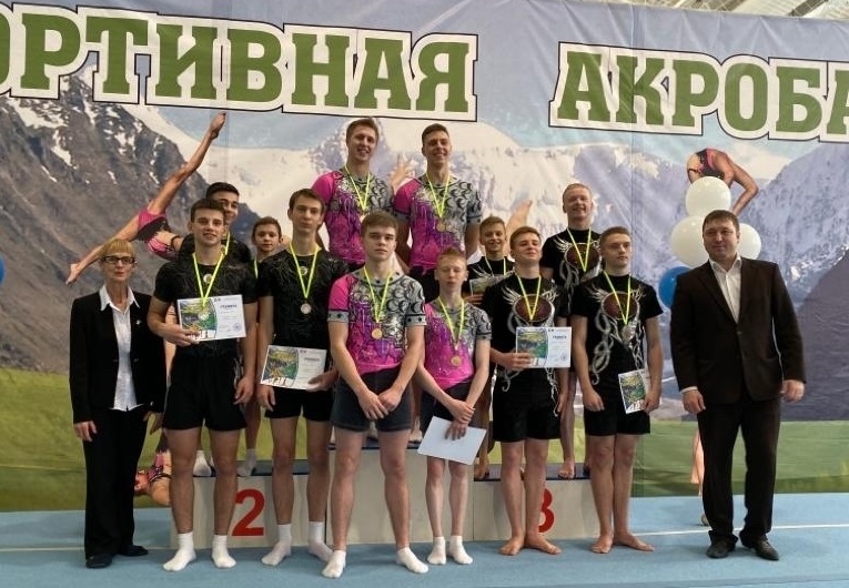 Омичи стали чемпионами Сибири по спортивной акробатике
